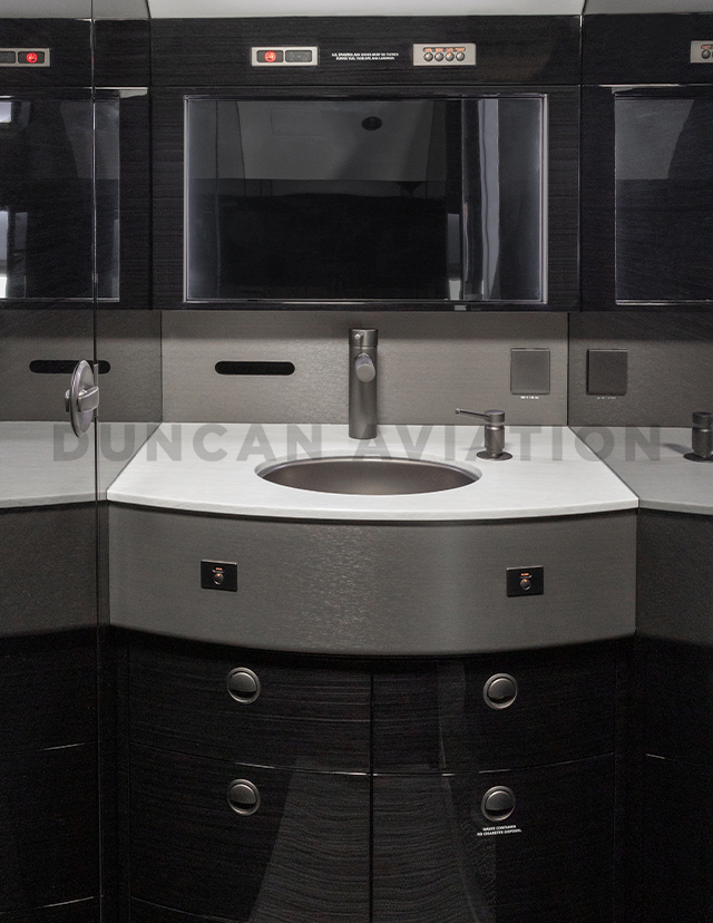 Challenger 604 lavatory with white counter